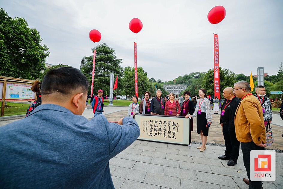 校友們?cè)趯W(xué)校門(mén)口合影留念 記者 宋姿熠 攝.jpg