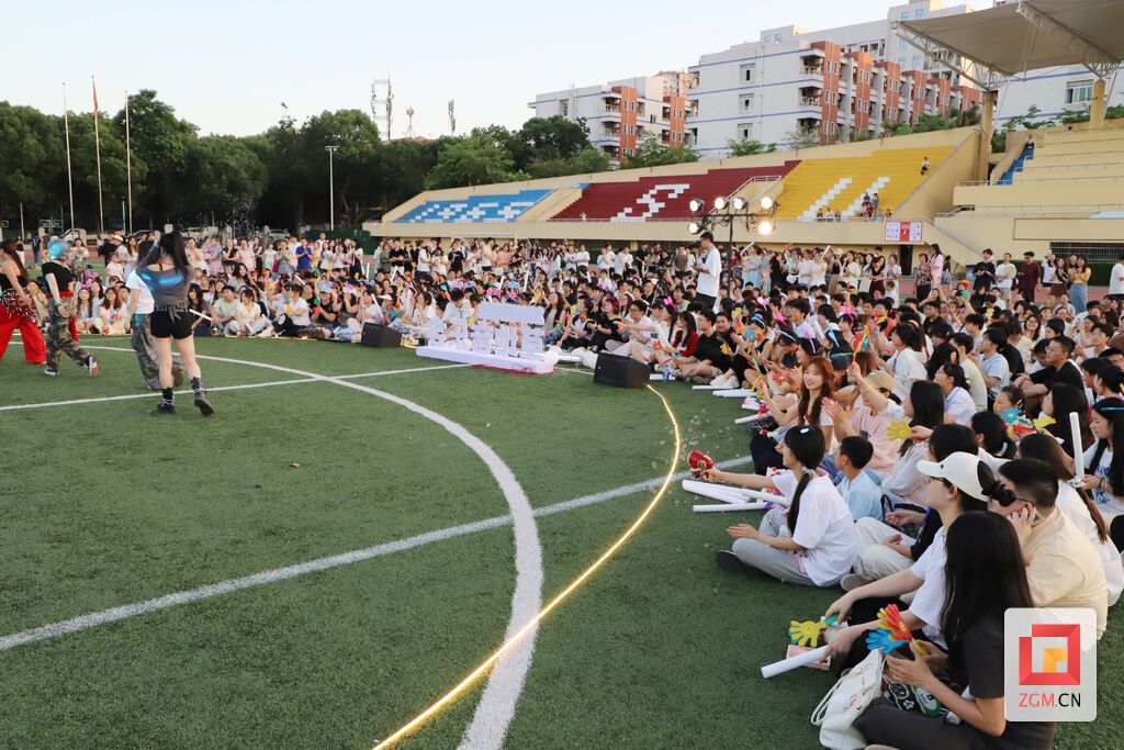 掌聲滿滿 記者 陳凡逸 攝.JPG
