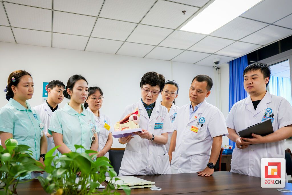 李爽乐给科室医务工作者讲解要点 记者 周馨钰摄.JPG
