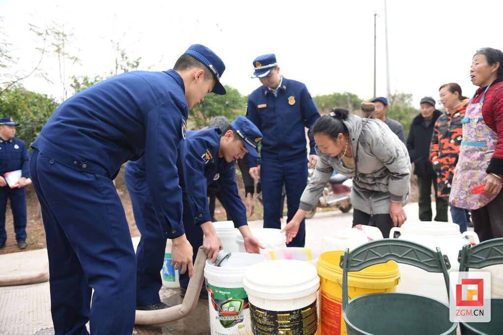 为瓦市镇大雁湖村村民送水.jpg