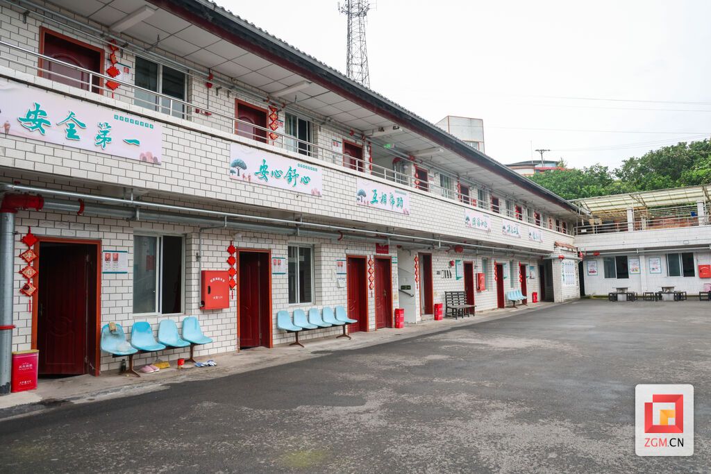 建于上世纪八九十年代木结构建设镇敬老院现在人去楼空.JPG