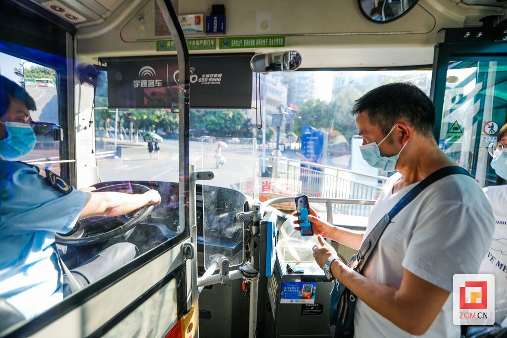 乘坐公交車佩戴口罩.jpg