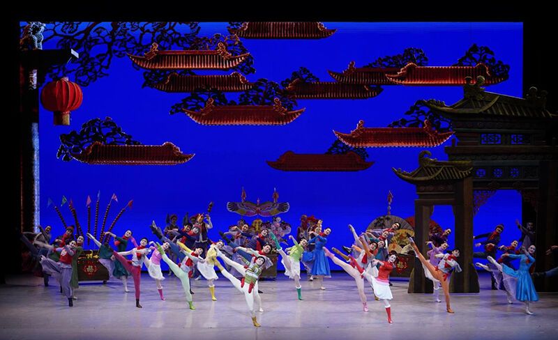2024年1月27日晚,,在阿聯(lián)酋首都阿布扎比酋長(zhǎng)國(guó)皇宮劇院,,中國(guó)中央芭蕾舞團(tuán)演員在演出中國(guó)賀歲芭蕾舞劇《過(guò)年》。