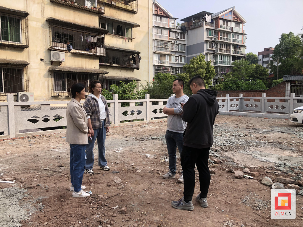 人大代表实地查看杨家坝社区老旧小区改造现场.png