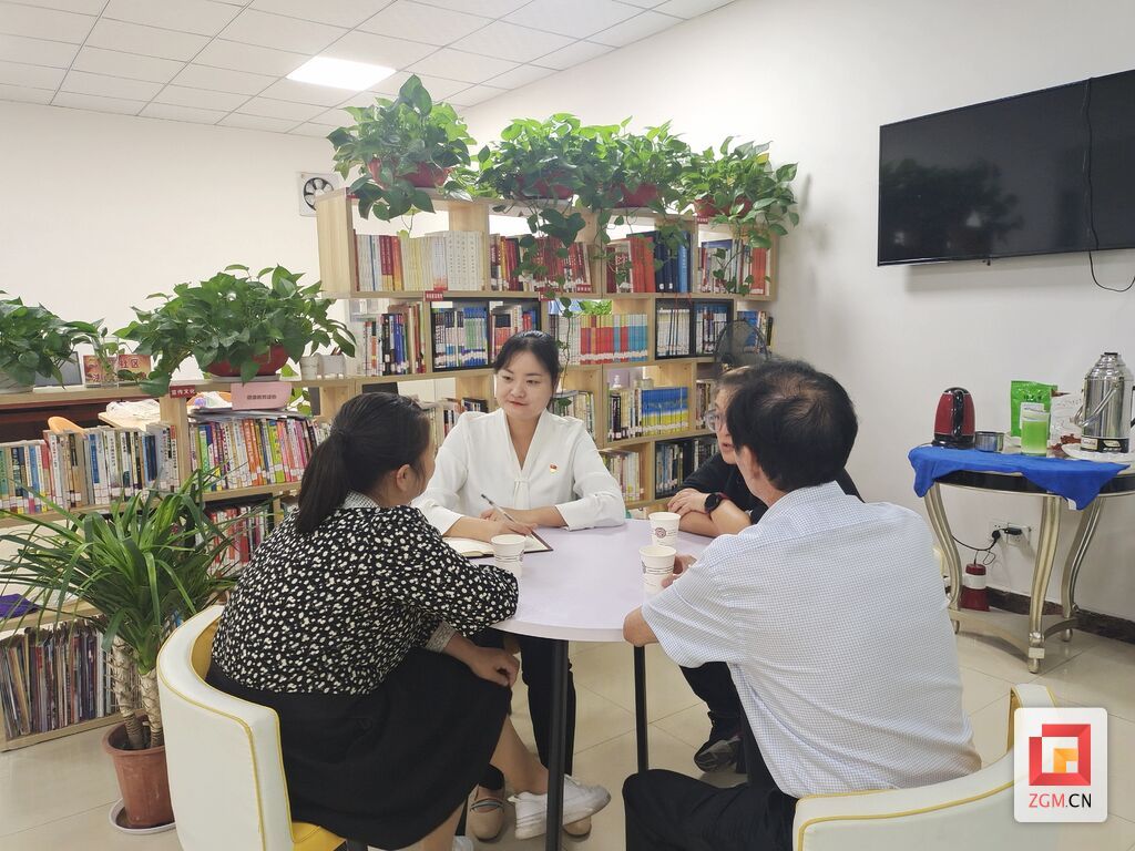 洞橋社區(qū)干部接待來訪群眾.jpg
