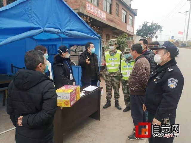 黨鎮(zhèn)主要領(lǐng)導到點位檢查工作并發(fā)放物資.jpg