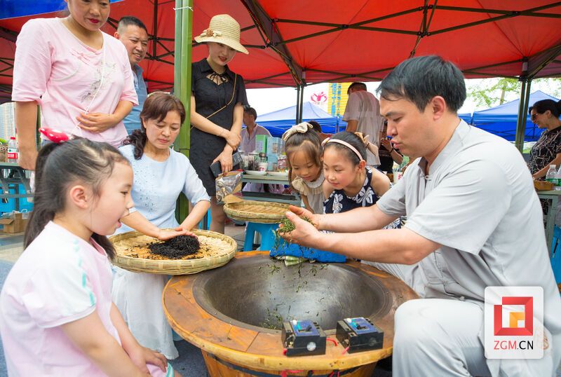体验制茶技艺 记者 叶卫东 摄.jpg