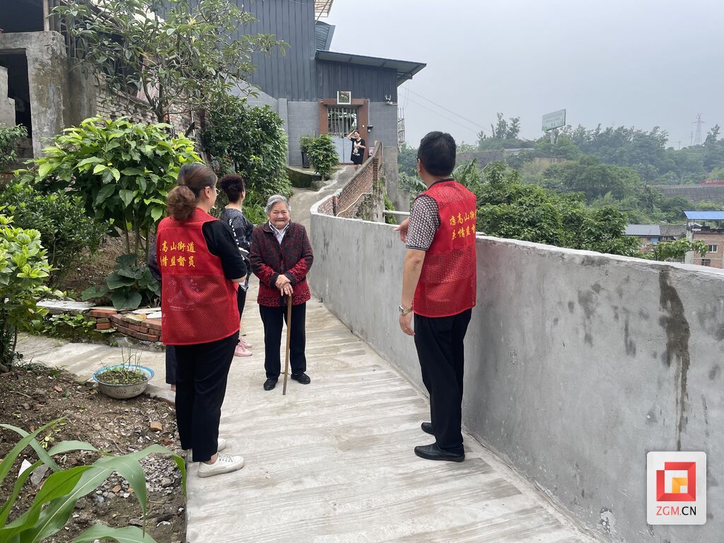 大安区凉高山街道纪检监察干部回访凉高山社区居民.jpg