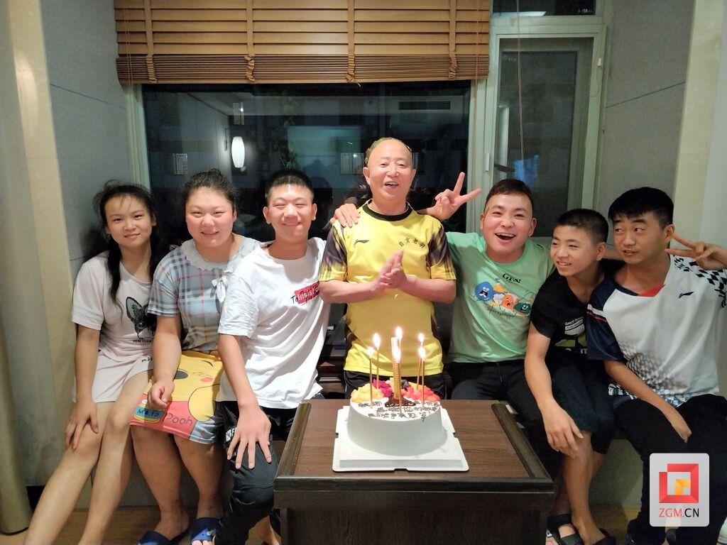 黄树阳和孩子们一起过生日.jpg