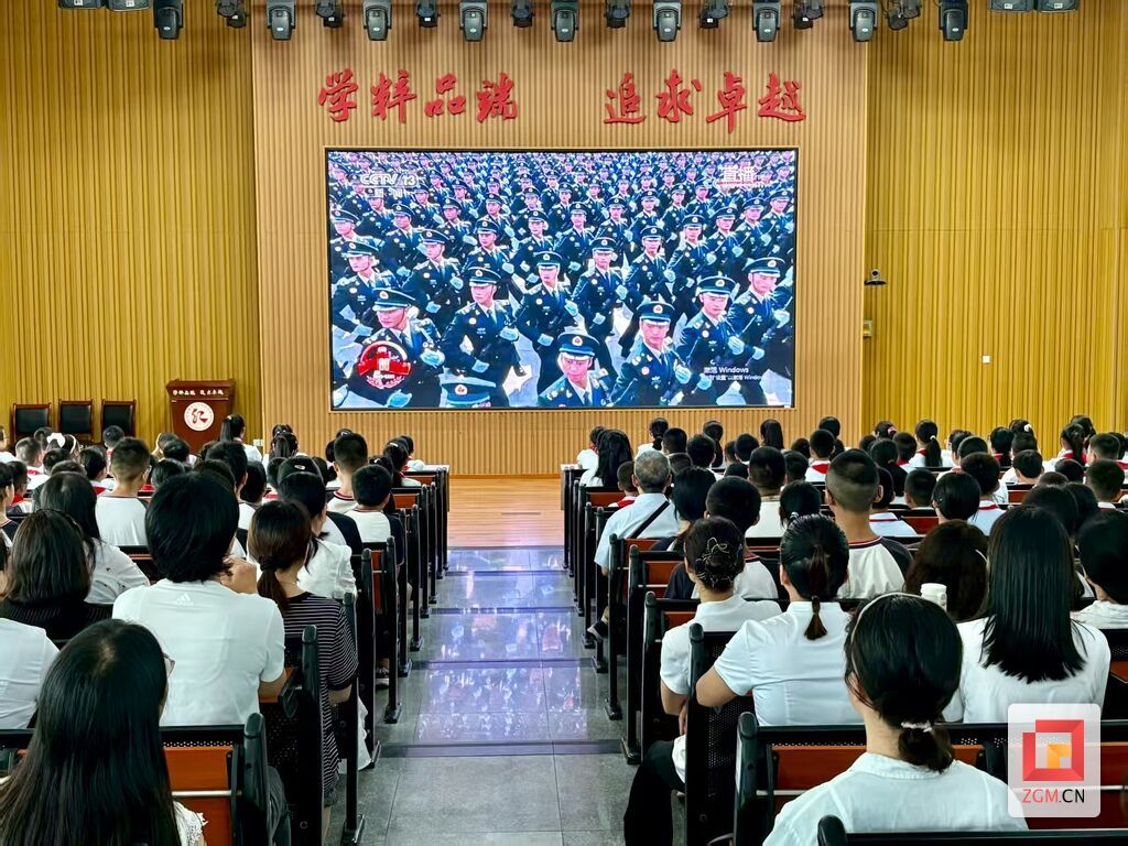 9月3日上午9时,自贡市汇东实验学校全体师生通过多媒体直播系统,集中观看纪念中国人民抗日战争暨世界反法西斯战争胜利80周年大会暨盛大阅兵仪式。.jpg