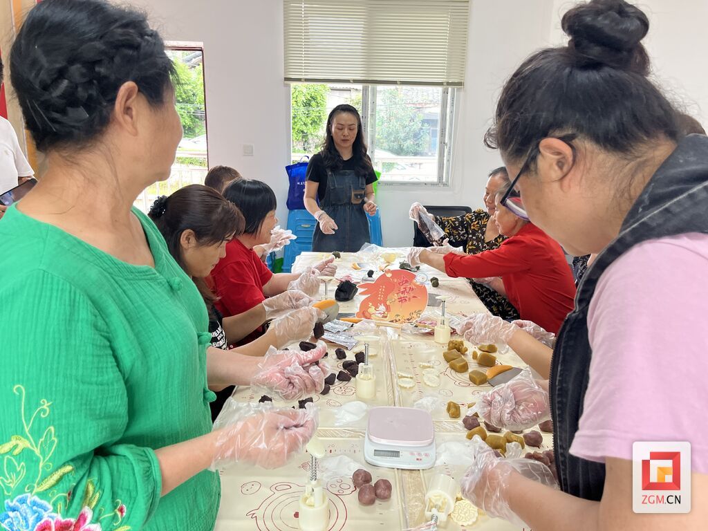 中间的人为工作人员.JPG