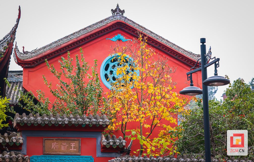 红墙黛瓦、飞檐翘角，在黄绿树叶的掩映下，冬日的王爷庙别有一番韵味。