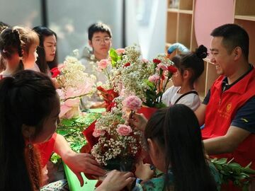 “与爱相伴，巾帼同行” 钟云山社区举办亲子主题插花活动
