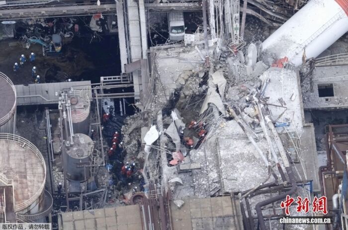 据日本广播协会(NHK)报道,当地时间7月29日,日本首相高市早苗表示,截至当天8时30分,熊本县地震已造成13人死亡,另外还出现人员受伤、建筑物倒塌、火灾及道路损毁等大规模灾情。图为当地时间7月28日,熊本县八代市,一工厂在地震中遭到破坏,救援人员在现场开展工作。
