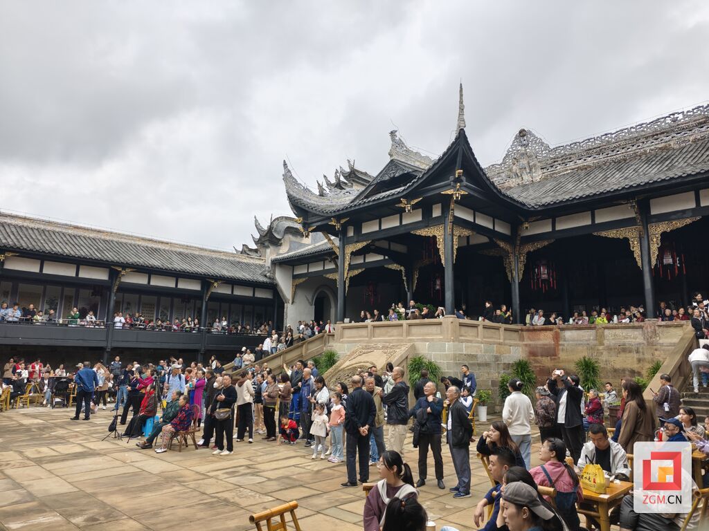 國慶假期貢井區(qū)老街南華宮市民觀看表演.jpg