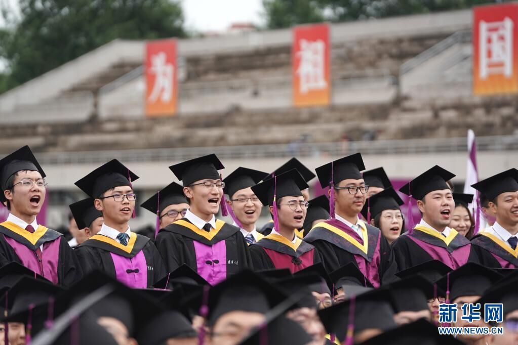 清华大学2019年本科毕业生参加毕业典礼（2019年7月7日摄）。新华社记者 鞠焕宗 摄