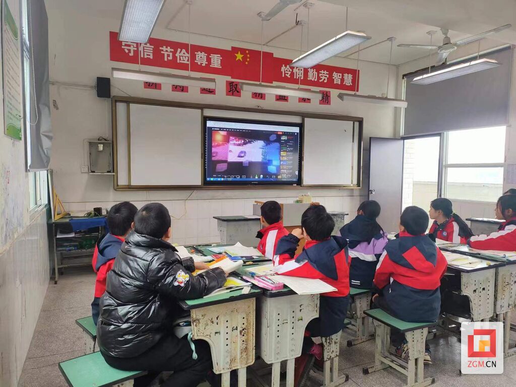 組織學(xué)校師生觀看警示教育片3.jpg