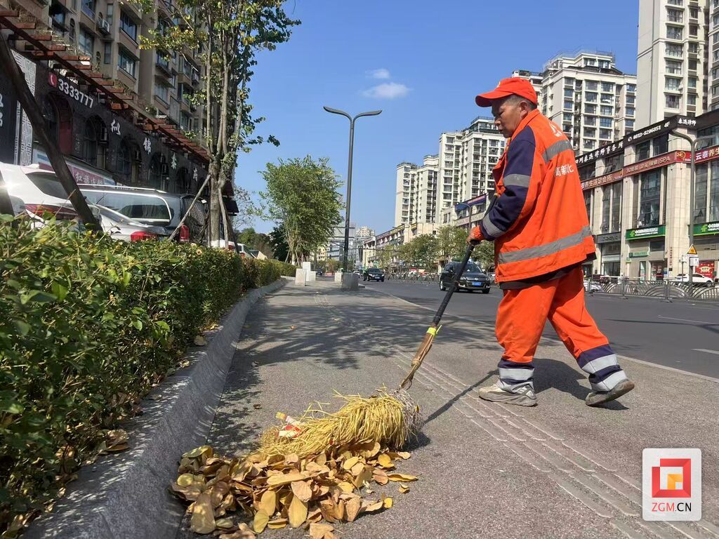 环卫工人正在清扫落叶 记者 陈行 摄.jpg
