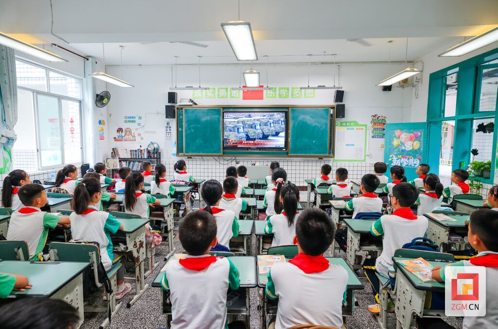 绿盛实验学校观看阅兵式 记者 宋姿熠 摄 (5).jpg