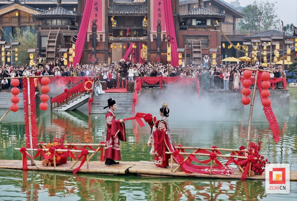 南岳里“中式水上婚礼秀”  周围摄.jpg