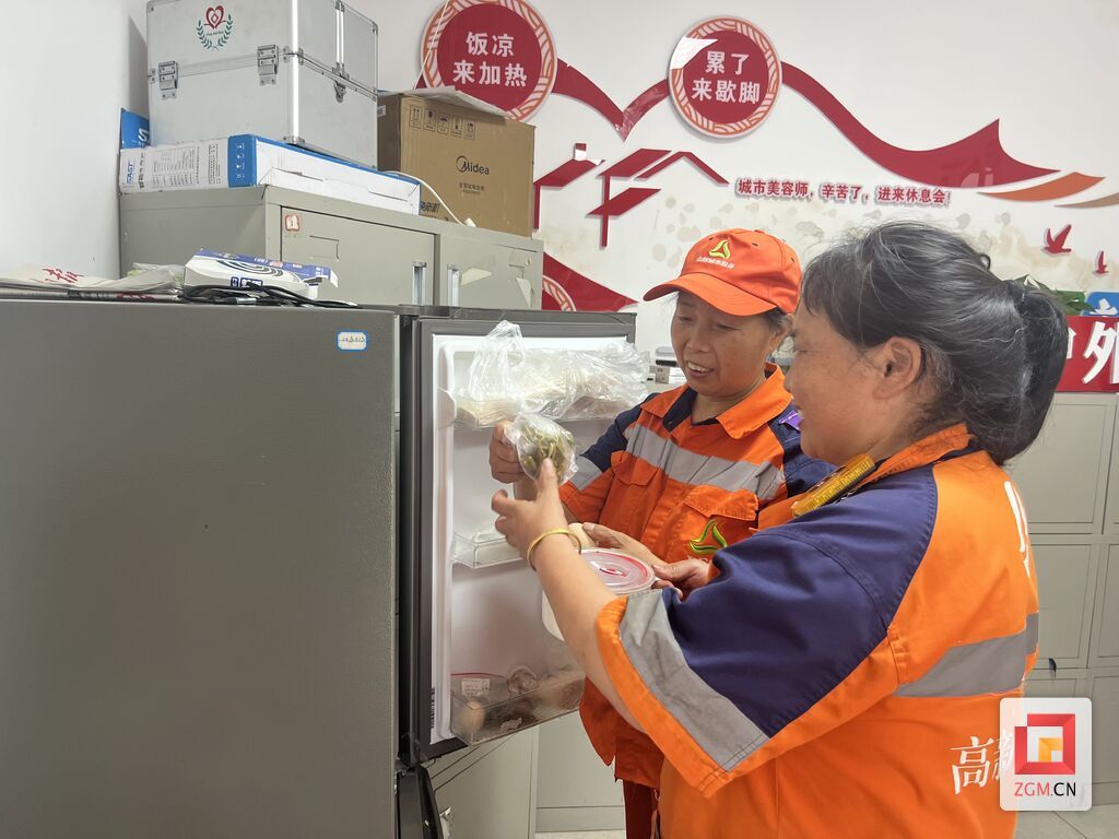 环卫工人正在工会驿站准备午餐 记者 陈行 摄.jpg