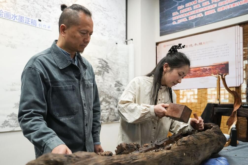 潘能輝和妻子胡美華在湖南常德河街展示木雕,。新華社記者 薛宇舸 攝