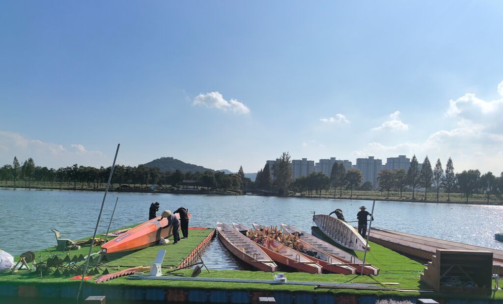 鉴湖边，船工正在修补龙舟（王文其 摄）.jpeg