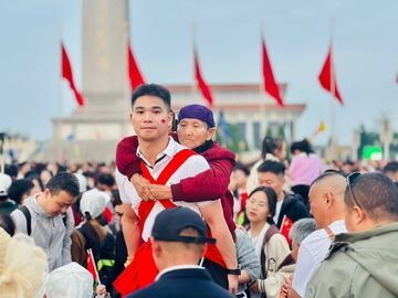 “90后”巴中小伙背患病母亲徒步8公里爬长城：“我的背就是她的腿！”