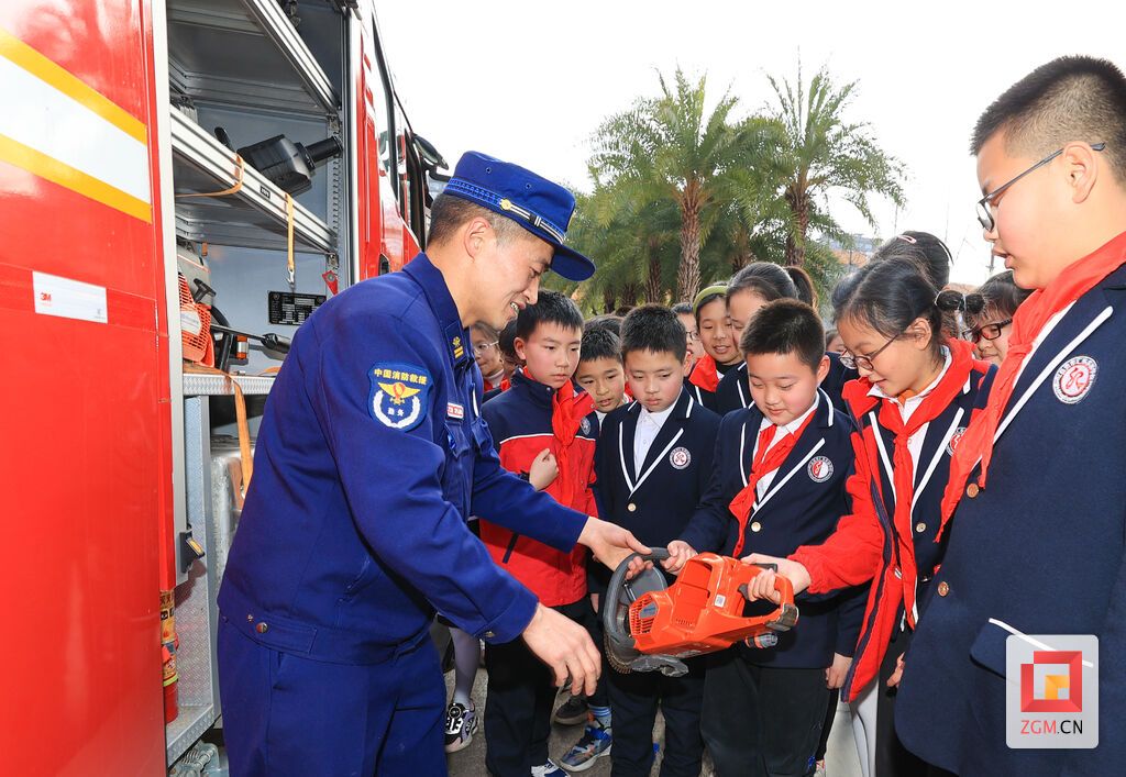 讲解并演示消防器材.jpg