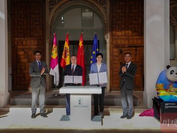 施小琳率四川代表团在西班牙访问