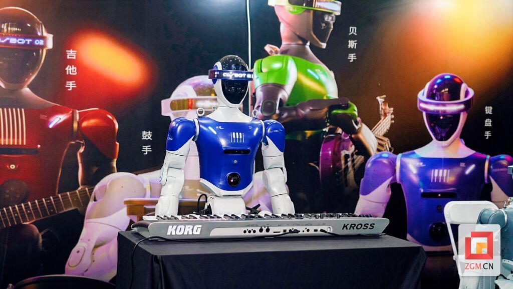 “链通全球”彩灯全产业链展上的人形机器人.JPG
