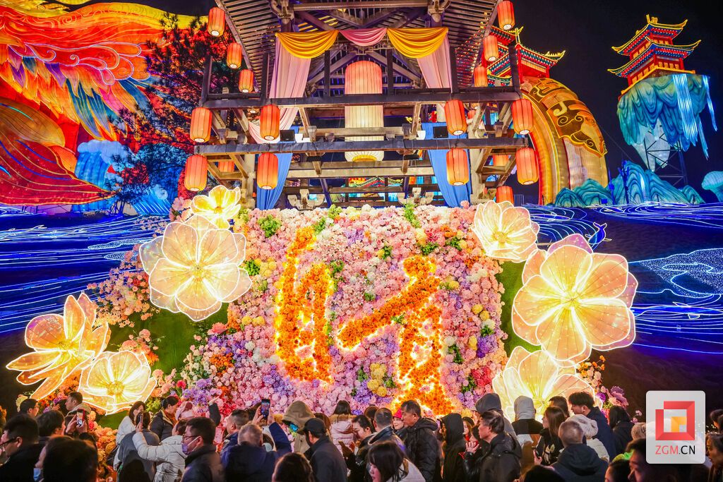 一组以“自贡”二字为核心设计的巨型彩灯吸引众多游客驻足打卡 记者 宋姿熠 摄.jpg