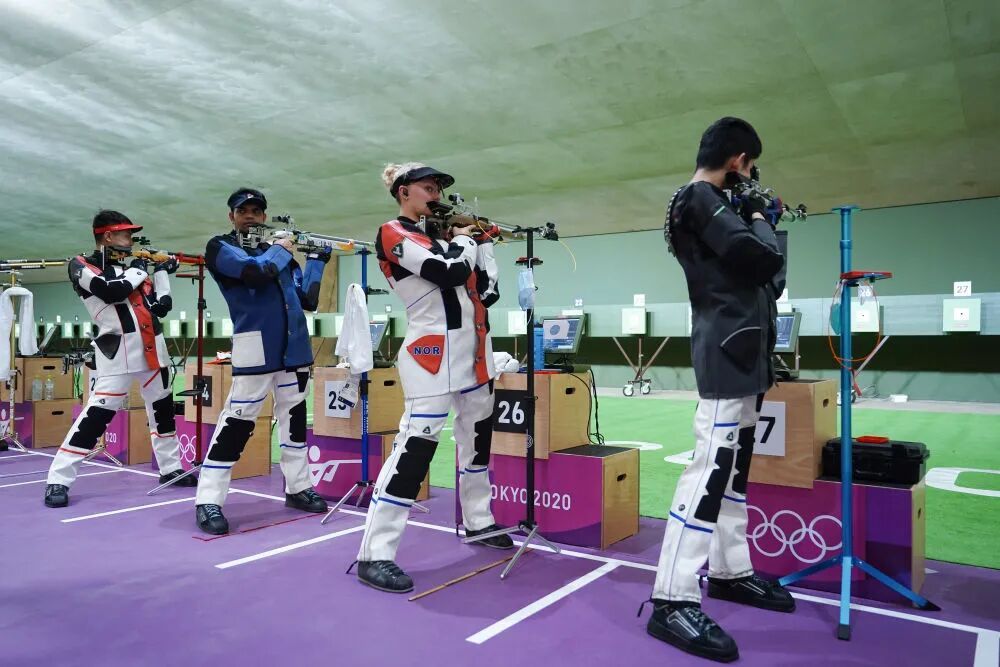 7月20日，中国射击队队员杨皓然（左一）在训练中。新华社记者鞠焕宗摄