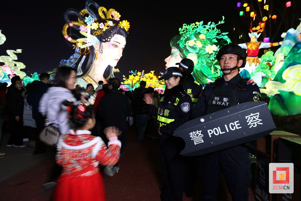 彩灯璀璨夜 警色护平安.jpg