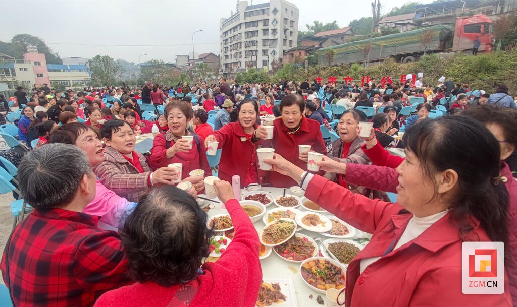 鄧關街道會仙橋社區(qū)里的重陽壩壩宴.jpg