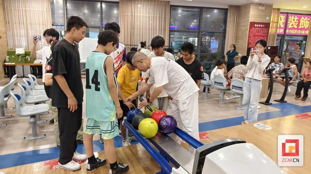 教練為學員們講解保齡球技巧 記者 羅祥瑞攝 (2).jpg