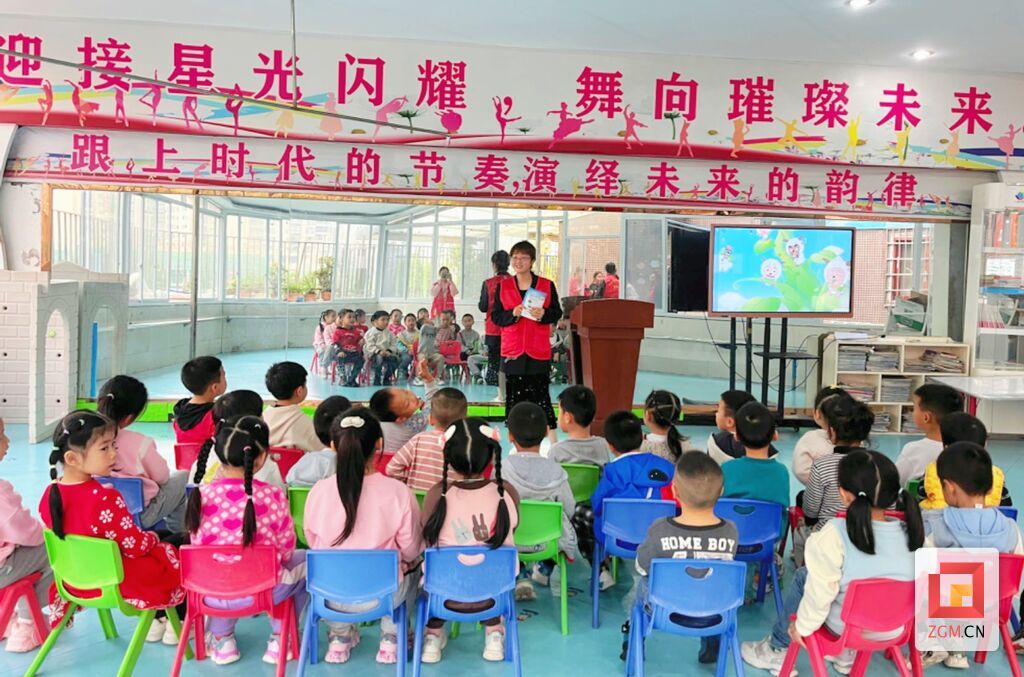 榮縣梧桐街道鳳凰社區(qū)的“童伴之家”.jpg