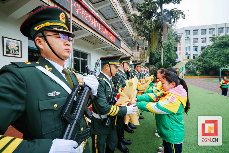 少先队员送上鲜花 记者 宋姿熠 摄.jpg