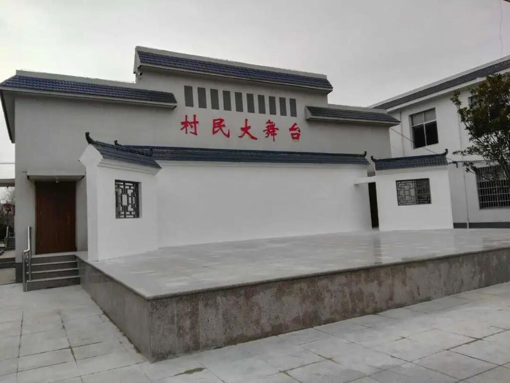 连云港灌南县李集镇新民村新型农村社区的村民大舞台。图自中江网