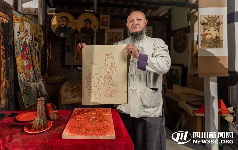 張榮強(qiáng)展示夾江年畫_副本.jpg