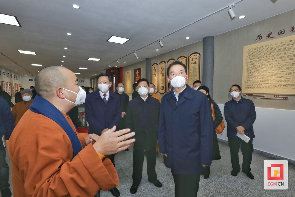 赵俊民一行在富顺县千佛寺调研.JPG