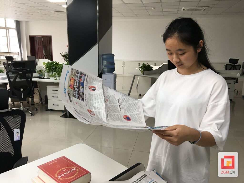 王藜蓉在自贡日报社阅读报纸