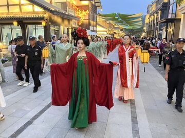 百人汉服提灯巡游点亮盐都中秋夜