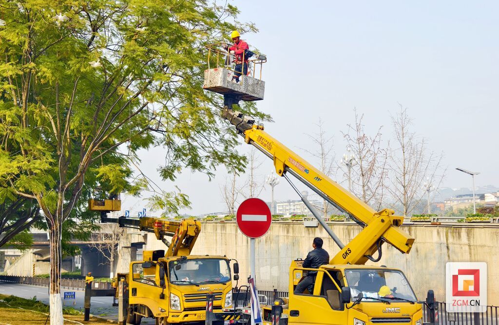 东兴寺立交桥工人师傅正在安装彩灯 记者罗祥瑞摄.jpg