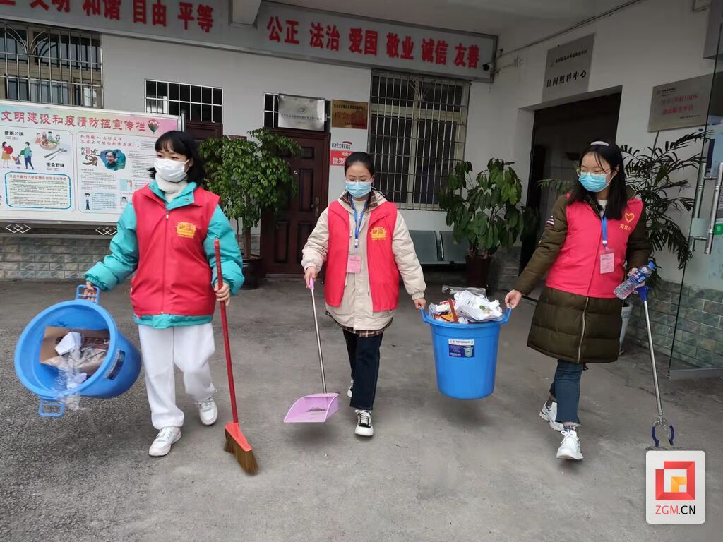 大學(xué)生返鄉(xiāng)參與志愿服務(wù) (1).jpg