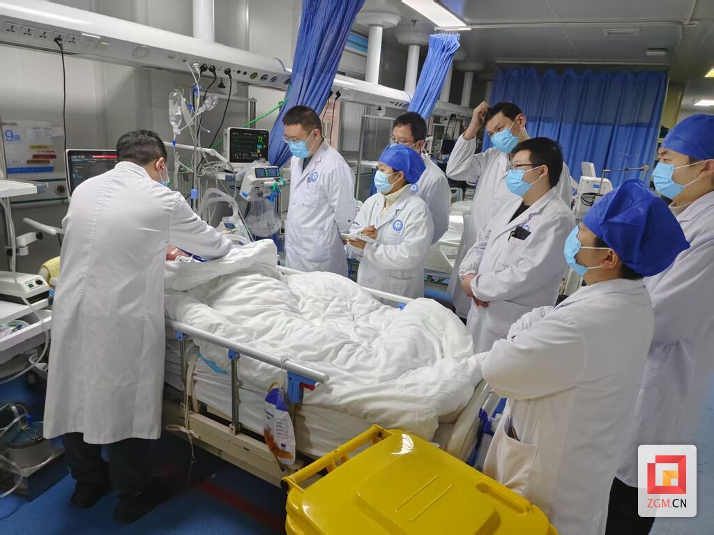 熊显建-查房.jpg
