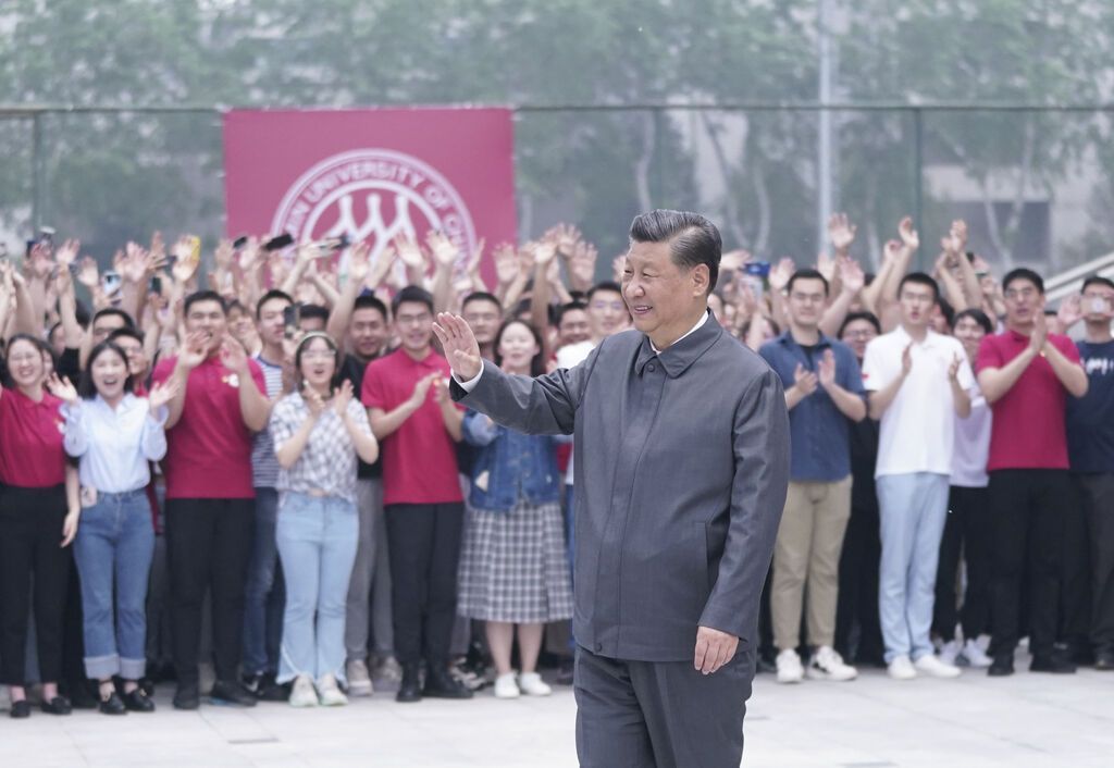 2022年4月25日，习近平总书记来到中国人民大学考察调研。这是习近平向师生们挥手致意。