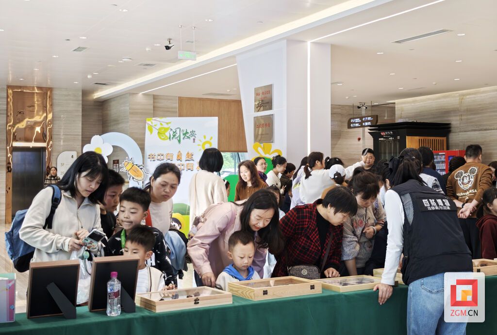 观看标本 记者 陈凡逸 摄.jpg