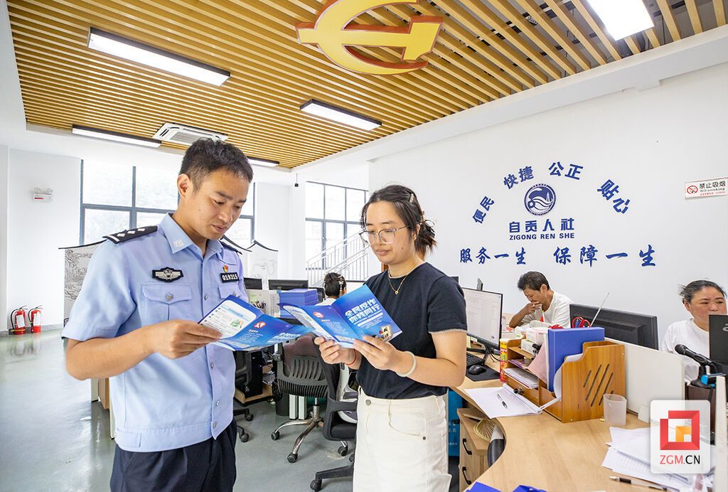 黄贵宾向辖区群众宣传反诈知识.jpg