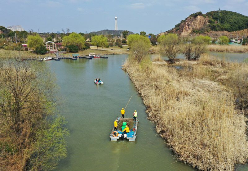 2021年2月24日，浙江湖州吴兴区八里店镇移沿山村河长带队在移沿山村开展巡河、保洁作业（无人机照片）。新华社记者 翁忻旸 摄